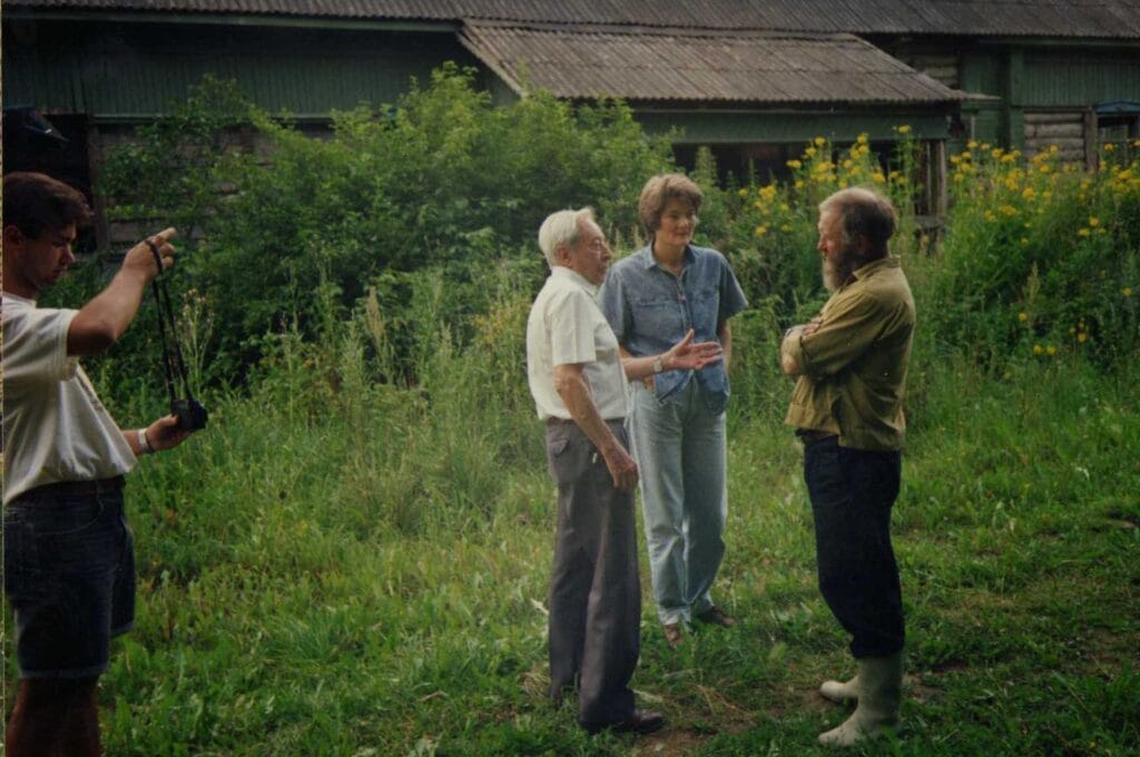 Nicolas Ximenez,  Saturnino's son, speaking with the groundskeeper about their childhood